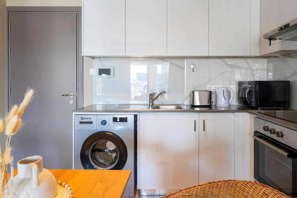 Sundrop - 1-Bedroom Apt W Terrace In Larnaca 0*,