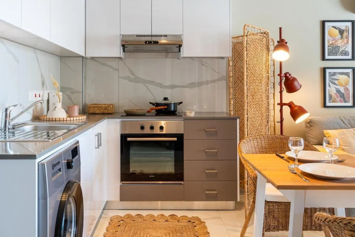 Sundrop - 1-Bedroom Apt W Terrace In Larnaca Lejlighed