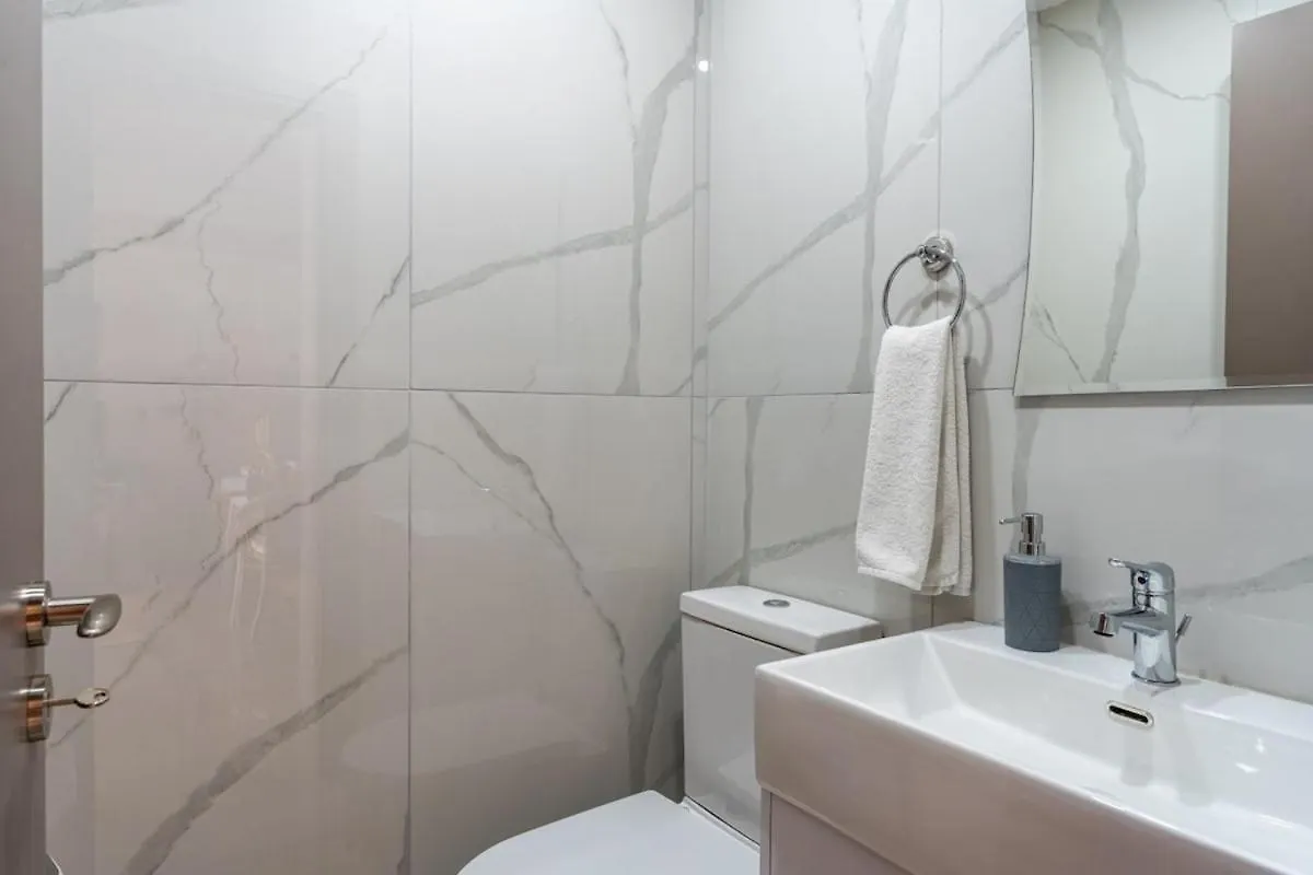 Sundrop - 1-Bedroom Apt W Terrace In Larnaca Lejlighed